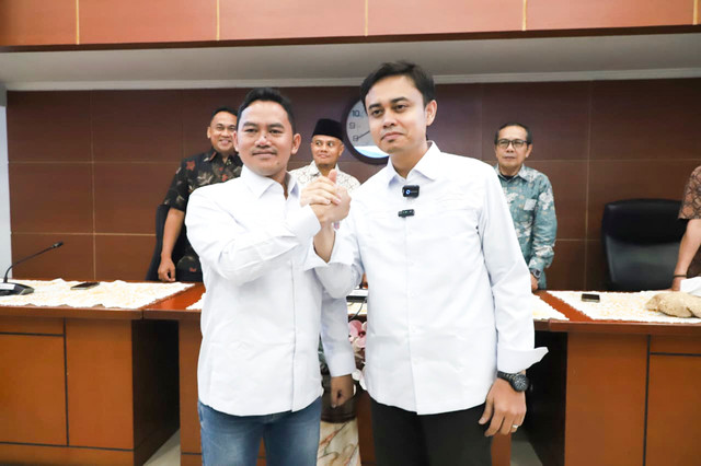 Ariawan di hadapan ratusan jurnalis saat momen pemilihan Ketua KWP periode baru di Wisma DPR RI, Kopo, Bogor, Jawa Barat, Jumat (2/10/2026). Foto: Dok. Istimewa