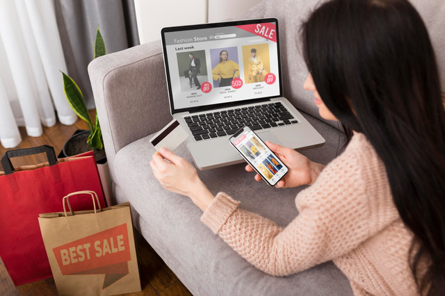 Ilustrasi Gen Z melakukan belanja online melalui smartphone. Foto: magnific.
