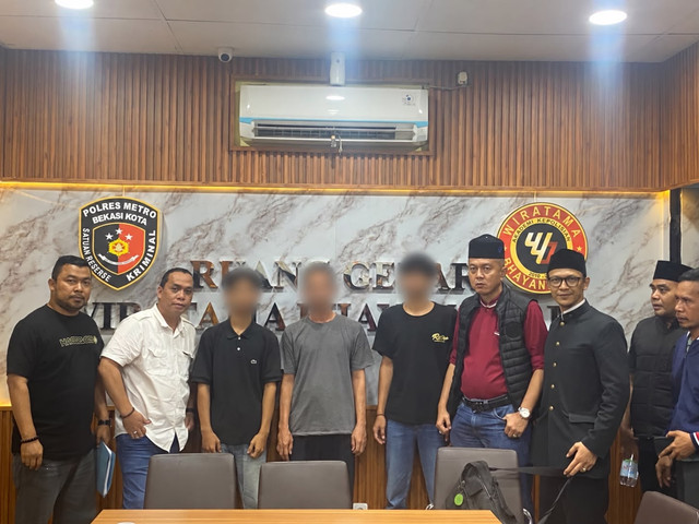 Dua pihak yang terlibat perselisihan di Cikunir sepakat berdamai usai pertemuan mediasi di Satreskrim Polres Metro Bekasi Kota, Jawa Barat, Jumat (2/10/2026). Peristiwa tersebut sebelumnya sempat viral di media sosial. Foto: Dok. Polres Metro Bekasi Kota