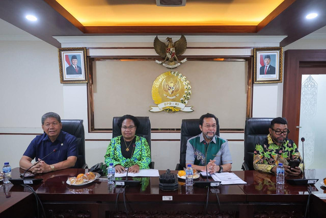 Pertemuan Majelis Rakyat Papua (MRP) degan Wakil Ketua DPD RI Yorrys Raweyai, Jumat (2/10). Dok DPD RI.