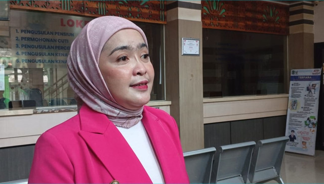 Ibu korban bully saat mendatangi Dinas Pendidikan Kota Bekasi, laporkan tindakan bully sekolah Alexandria. Foto: Dok. Istimewa