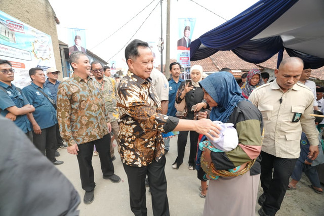 Mendagri Tito Karnavian mengecek program Bantuan Stimulan Perumahan Swadaya (BSPS) di Desa Pamoyanan, Kecamatan Plered, Kabupaten Purwakarta, Jawa Barat, Jumat (2/10/2026). Foto: Dok. Kemendagri