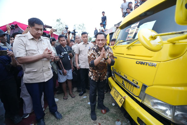 Mendagri Tito Karnavian bersama Menteri PKP Maruarar Sirait melepas 125 truk pengangkut genteng Program Gentengisasi di Kecamatan Plered, Kabupaten Purwakarta, Jawa Barat, Jumat (2/10/2026).  Foto: Dok. Kemendagri