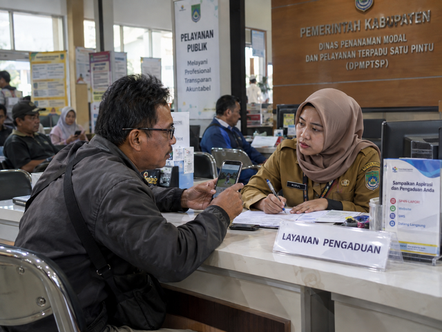 Interaksi masyarakat dengan aparatur pelayanan publik sebagai gambaran hubungan warga dan pemerintah dalam pelayanan publik di era digital. Sumber: Daffa Naufal Awanda Putra