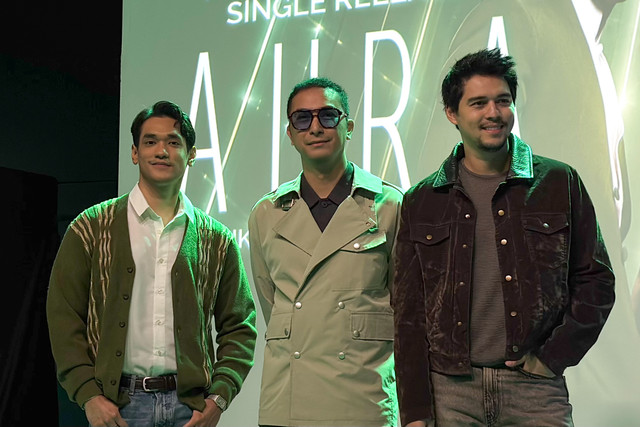 Afgan, Winky Wiryawan, dan Maxime Bouttier dalam acara press conference single Aura di Jakarta Selatan, Jumat (2/10/2026). Foto: Hosana Solagracia Sifra/kumparan