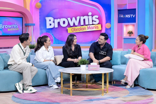 Keterangan:Ilustrasi suasana program Brownis (Obrolan Manis) TRANS TV yang dibuat menggunakan AI gemini untuk mendukung pembahasan mengenai representasi perempuan dalam tayangan televisi.Sumber:Dibuat menggunakan AI oleh penulis.Keterangan:Ilustrasi suasana program Brownis (Obrolan Manis) TRANS TV yang dibuat menggunakan AI gemini untuk mendukung pembahasan mengenai representasi perempuan dalam tayangan televisi.Sumber: Dibuat menggunakan AI gemini oleh penulis.