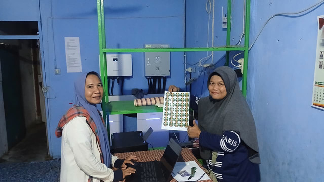 Matahari jadi sumber listrik yang menerangi rumah di Nagari Kataping, Sumbar. Ini dilakukan oleh Fitrah Hayati, Local Hero dari Pertamina Foto: Dok. Pertamina
