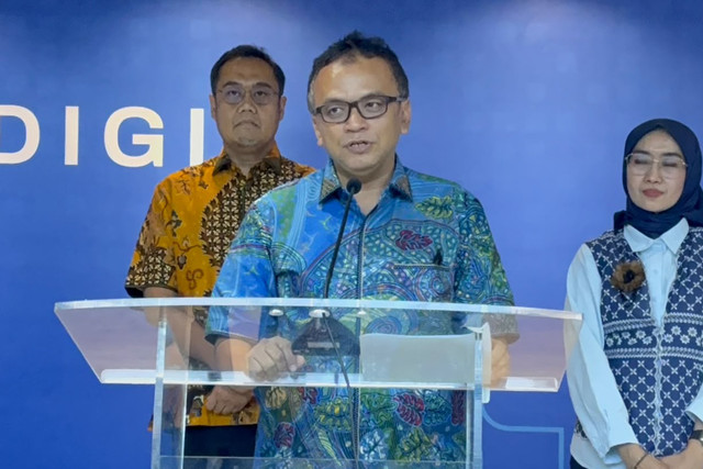 Paparan Direktur Strategi dan Kebijakan Infrastruktur Digital Denny Setiawan dalam Konferensi Pers updating implementasi putusan MK terkait lapangan Kuota Hangus di Gedung Kemkomdigi, Sabtu (3/10/2026). Foto: Kevin Daniel/kumparan