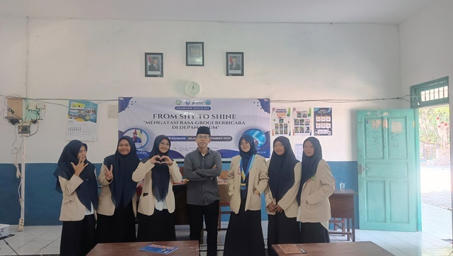 Dokumentasi M. Sahrozzi ketika mengisi seminar pelatihan public speaking bersama teman-teman mahasiswa Institut Agama Islam Al-Urwatul Wutsqo Jombang
