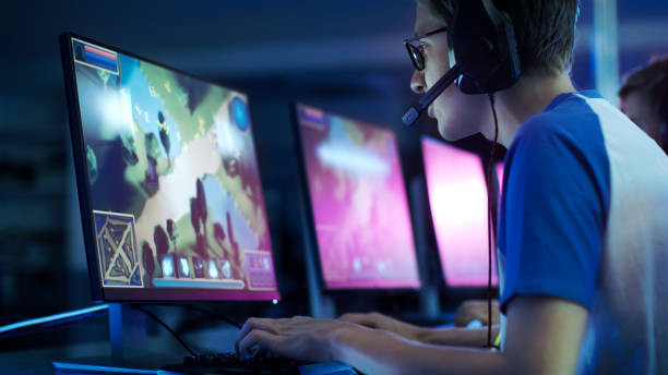 Ilustrasi gambar seseorang bermain game (sumber : istock.com)