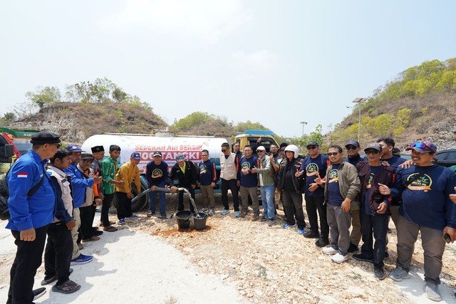 Penyerahan bantuan air bersih kepada masyarakat terdampak kemarau di Bundaran Planjan, Kapanewon Saptosari, Gunungkidul, Sabtu (26/9/2026). Foto: Dok. Istimewa.