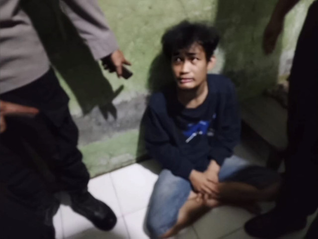 Momen penangkapan ayah di Cakung, Jakarta Timur, yang aniaya bayi 11 bulan. Foto: Dok. Istimewa