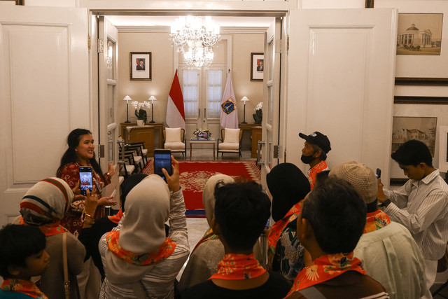 Pengunjung melihat lukisan saat mengikuti uji coba program Namu Balai Kota di Balai Kota, Jakarta, Sabtu (3/10/2026). Foto: Angga Budhiyanto/ ANTARA FOTO