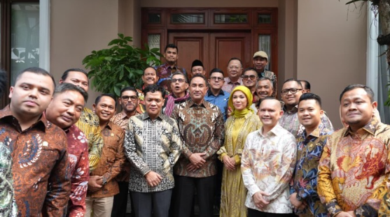 Komisi III DPR RI menyambangi kediaman Kapolri Jenderal Pol Suyudi Ario Seto, Sabtu (3/10).Dok: Instagram @habiburokhmanjkttimur  