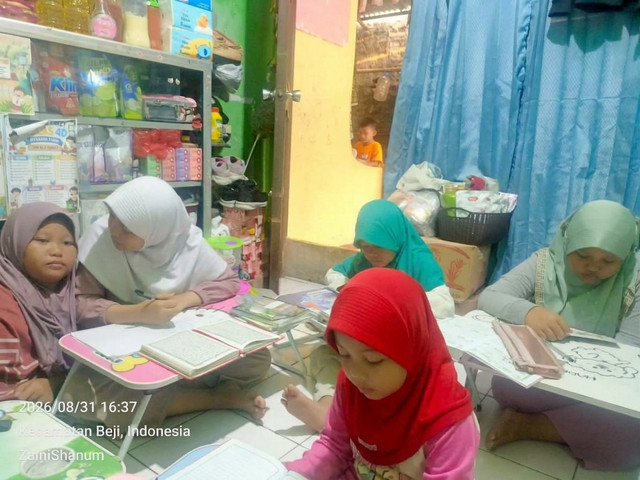Anak-anak sedang mengikuti kegiatan mengaji bersama di rumah