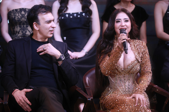 Produser film Manoj Punjabi bersama penyanyi Dewi Persik saat konferensi pers sinetron Suara Hati di kantor MD, Kamis, Jakarta, (1/10/2026).
 Foto: Agus Apriyanto