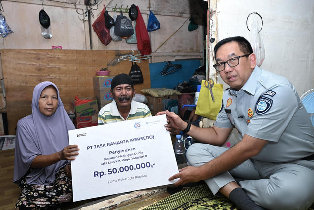 Penyerahan santunan untuk korban KM Virgo Transport 8 di Jawa Timur. Dok: Istimewa