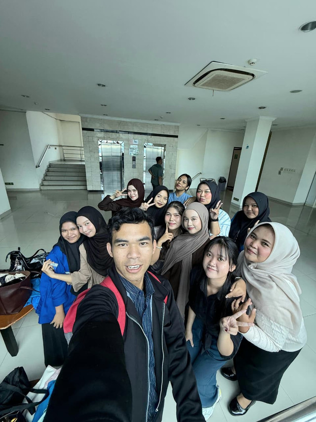 momen kebersamann bersama-sama teman magang dari kampus lain