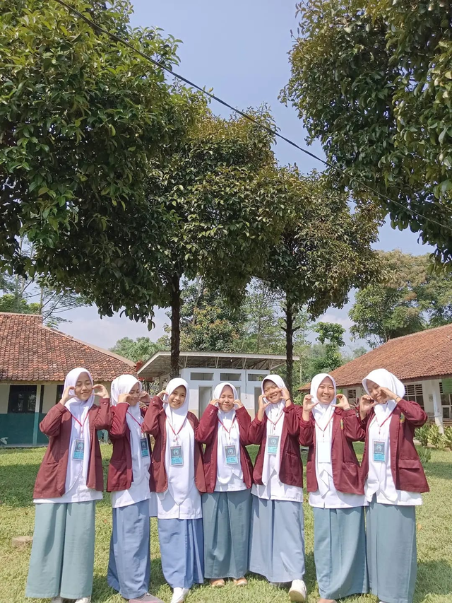 Sumber : Foto pribadi, foto ini memperlihatkan kalo kita tu abis belajar bahasa & budaya bangsa indonesia