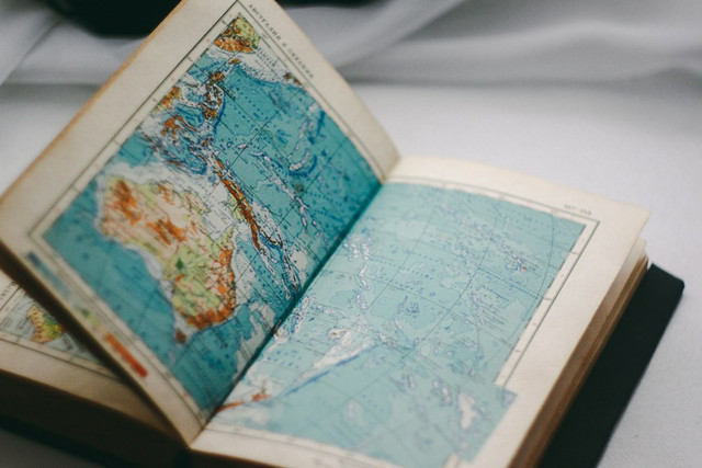Ilustrasi Cara Mencari Letak Suatu Kota Gunung Dalam Atlas,Foto:Unsplash/pure julia