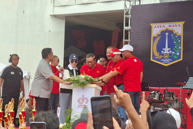Gubernur DKI Jakarta Pramono Anung membuka Festival Olahraga Rakyat di Jakarta Internasional Velodrome, Rawamangun , Jakarta Timur, Minggu (4/10/2026). Foto: Pradya Tirta/kumparan
