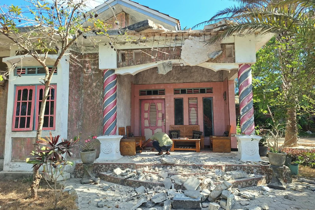 Rumah warga yang terdampak gempa bumi di Desa Weepangalli, Kabupaten Sumba Barat Daya, Minggu (4/10/2026). Foto: kumparan