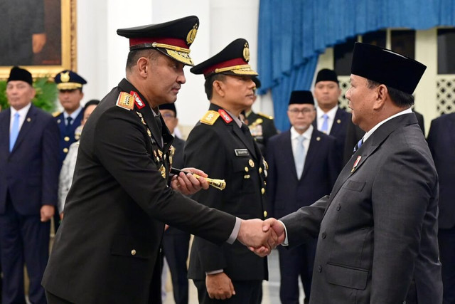 Presiden Prabowo Subianto melantik Jenderal Polisi Suyudi Ario Seto sebagai Kapolri dan Komisaris Jenderal Polisi Wahyu Hadiningrat sebagai Wakapolri di Istana Negara, Jakarta, Kamis, 1 Oktober 2026. (Foto: BPMI Setpres)