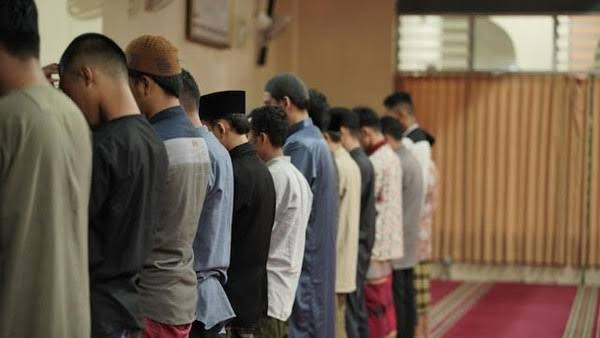 https://kemahasiswaan.uii.ac.id/wp-content/uploads/2024/08/Sholat-Berjamaah-1500x999.jpeg