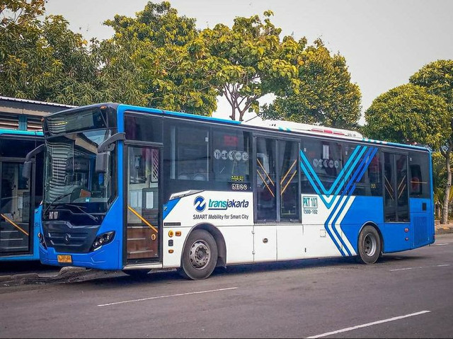 Bus Transjakarta di halte Jakarta