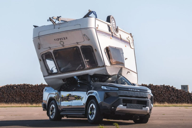 Uji coba Toyota Hilux BEV ditiban karavan 760 kilogram. Foto: Dok. Carscoops