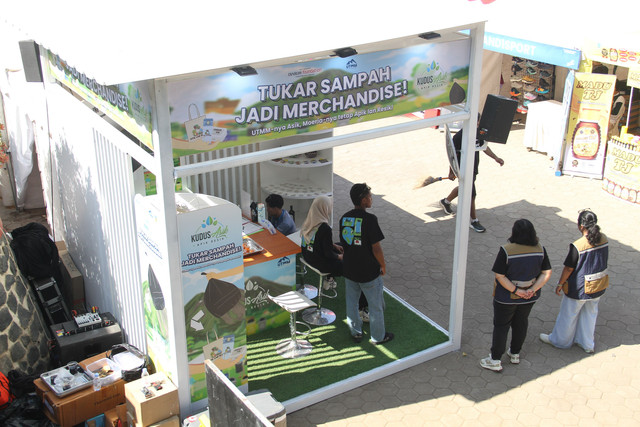 Booth atau stan Kudus Asik Bakti Lingkungan Djarum Foundation di kawasan Taman Ria, Desa Colo, Kecamatan Dawe, Kabupaten Kudus, Jawa Tengah, Minggu (4/10/2026). Foto: Vega Maarijil Ula/kumparan