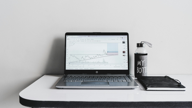 Laptop dengan grafik pasar sebagai ilustrasi analisis investasi. Foto: Md Mahdi/Unsplash. Sumber foto