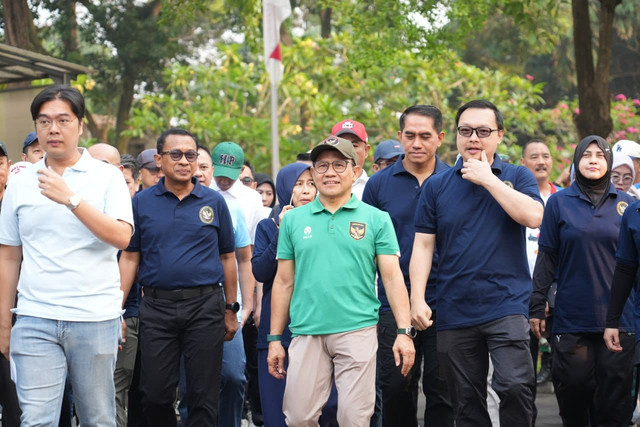 Menko PM Muhaimin Iskandar dan Dirut BPJS Kesehatan ajak masyarakat terapkan gaya hidup sehat serta dukung UMKM dalam kegiatan jalan sehat di Perumahan VIDA, Kota Bekasi, Minggu (4/10/2026). Foto: Dok. BPJS Kesehatan