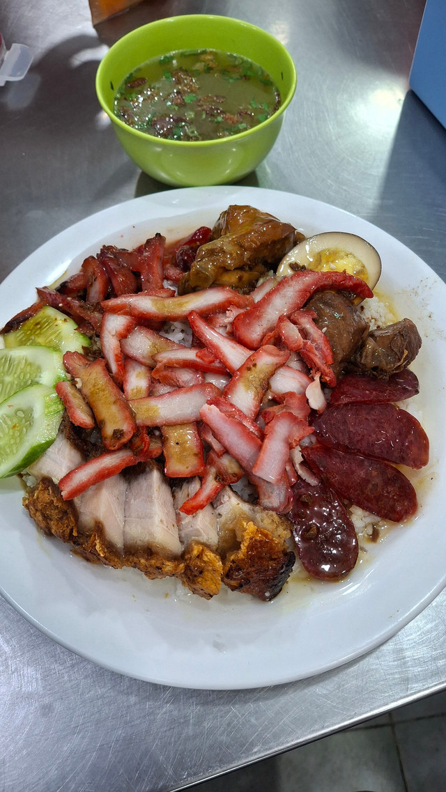 foto Nasi Campur dengan Daging Babi Melimpah diambil oleh penulis