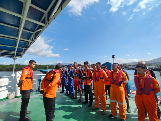 Proses pencarian tiga penyelam yang hilang di perairan Sikka, NTT, Minggu (4/10/2026). Foto: kumparan