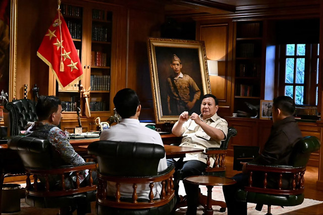 Presiden Prabowo Subianto memanggil Kepala Badan Komunikasi Pemerintah (Bakom) Syahganda Nainggolan dan Wakil Kepala Bakom Fadli Tri Hartono di kediaman, Minggu (4/10/2026). Foto: Instagram/ @sekretariat.kabinet