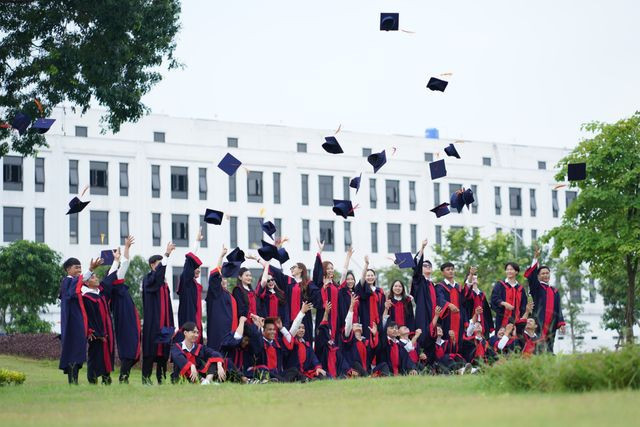 Ilustrasi mahasiswa saat wisuda (Foto oleh Sun dari Pexels: https://www.pexels.com/id-id/foto/perayaan-kelulusan-yang-meriah-di-vietnam-30562665/)