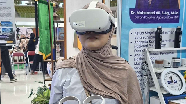 Pengunjung mencoba VR Haji di stand FAI UMS pada IIEF 2026 di Edutorium UMS. Foto Dok Istimewa