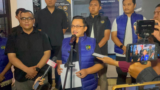 Kepala Rutan Kelas I Depok, Ario Galih Maduseno memberikan keterangan pers terkait viralnya video dugaan pesta disko dan narkoba di dalam rutan pada Minggu (4/10/2026) malam. Foto: kumparan