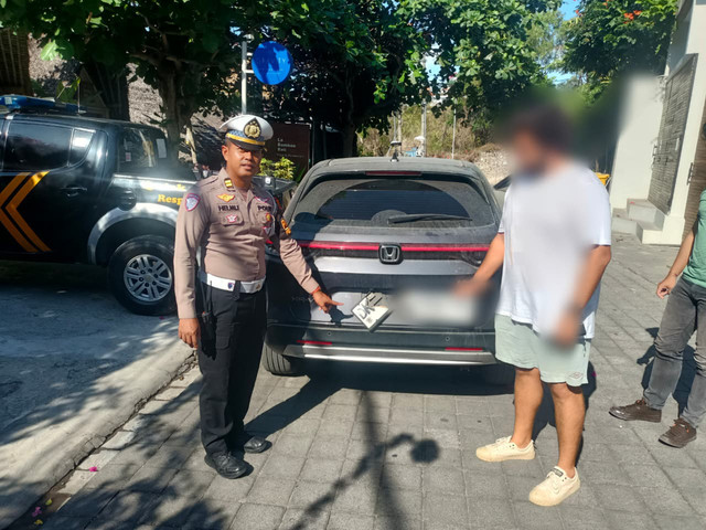 Mobil Honda HRV berisi 5 orang warga negara asing (WNA) diserang oleh sekelompok driver ojek online (ojol) di Jalan Buana Sari, Pecatu, Kuta Selatan, Badung, Bali, pada Sabtu (3/10/2026) pukul 03.00 WITA. Foto: Dok. Istimewa