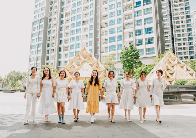 Foto sekelompok perempuan yang melangkah bersama sambil bergandengan tangan, merepresentasikan persatuan dan kesetaraan. Sumber: Pixabay