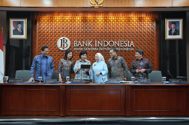 Perry Warjiyo bersama jajaran Bank Indonesia dalam konferensi pers pengumuman BI-Rate. Foto: Bank Indonesia.