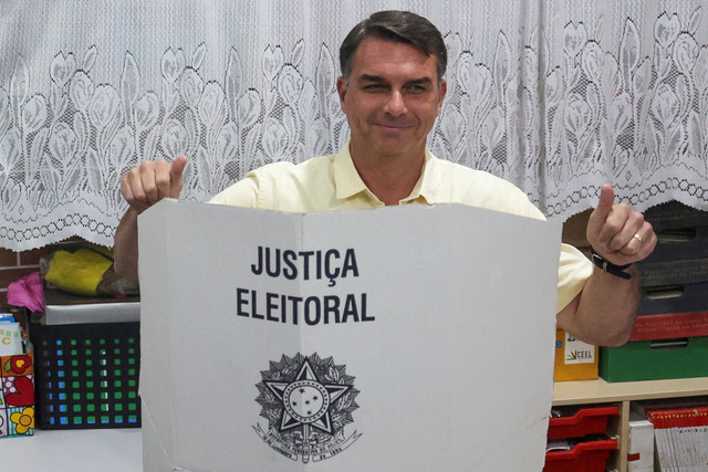 Calon presiden Brasil dari Partai Liberal (PL), Flavio Bolsonaro, memberikan isyarat saat memberikan suara dalam pemilihan umum di Rio de Janeiro, Brasil, Minggu (4/10/2026). Foto: Ricardo Moraes/REUTERS