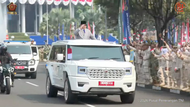 Presiden Prabowo Subianto tiba di Upacara HUT ke-81 TNI di Mabes TNI, Cilangkap, Jakarta, Senin (5/10/2026). Foto: Youtube/Puspen TNI