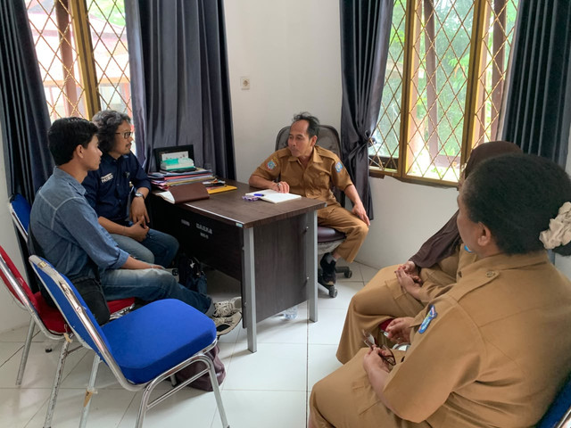 Sumber: Dokumentasi Pribadi. Foto Tim 20 Ekspedisi Patriot Universitas Brawijaya Berkoordinasi dengan Dinas Pariwisata, Pemuda, dan Olahraga Kabupaten Sorong.