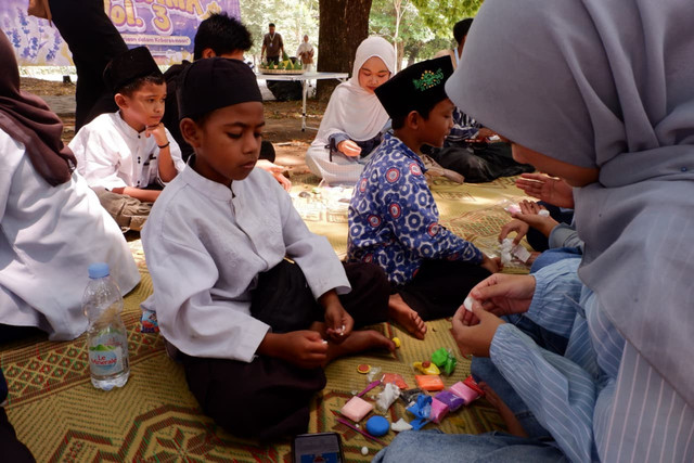 Foto: Suasana keseruan saat membuat gantungan kunci soft clay. (Foto: Dokumentasi Pribadi)