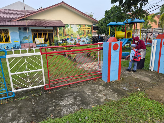 Kegiatan murid memasuki salah satu SDIT. Foto : Dokumentasi pribadi. 