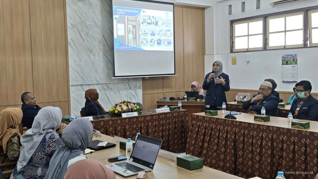 Suasana asesmen ISO/IEC 17025 di Fakultas Farmasi UMS. Foto Dok Istimewa