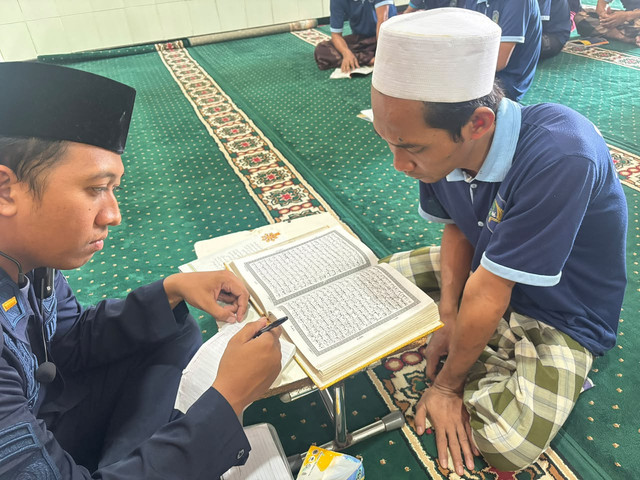 Ujian Tulis dan Praktik Kitab Al-Imrithi, Warga Binaan Lapas Mojokerto Tingkatkan Pemahaman Keagamaan (Foto:HumasLapasMoker)