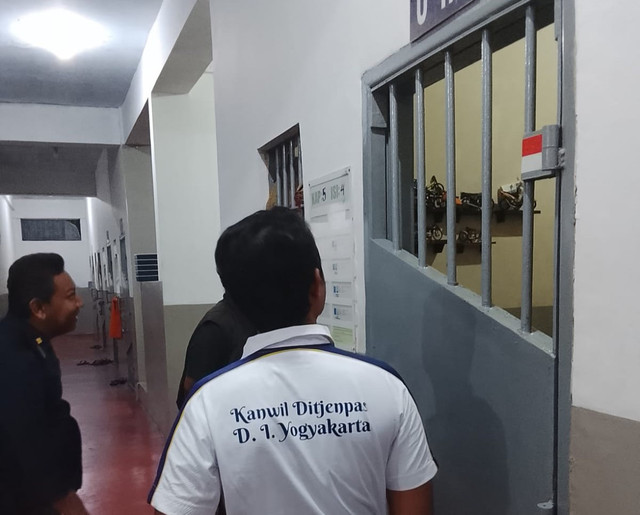 Kanwil Ditjenpas DIY Sidak Lapas Narkotika Yogyakarta Laksanakan Pengawasan dan Pengendalian Upaya Kondisi Aman dan Kondusif (Sumber : Humas Kanwil Ditjenpas DIY)